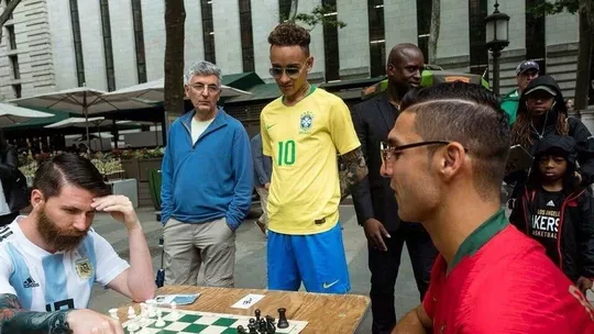 博弈!梅西C罗惊现美国下象棋 内少一旁观棋不语