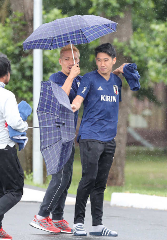 日本队的好基友! 长友和香川雨中漫步+泳池谈心