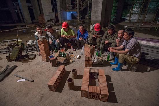 9名杭州工人平摊流量看世界杯:看完后腰腿都不酸了