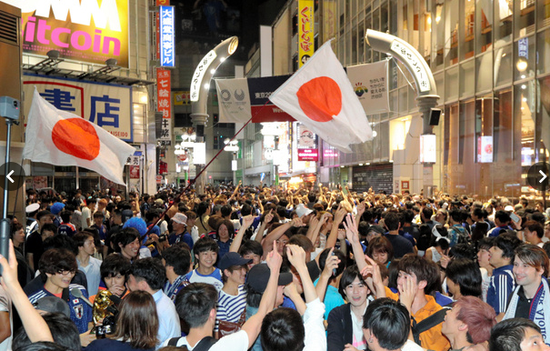 球迷大聚会,警方操碎心 日球迷庆祝吸引上百警察