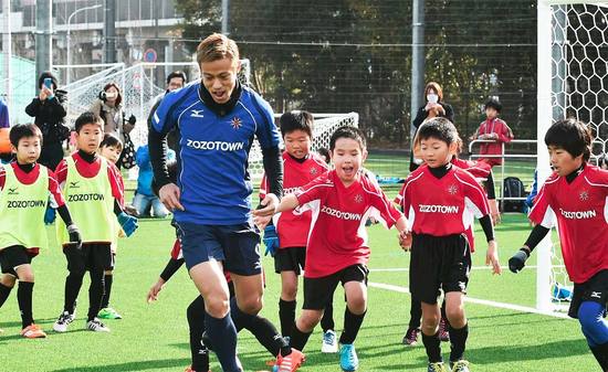 世界杯一战成名、意甲10号、国家队核心...本田圭佑在小学作文神预言