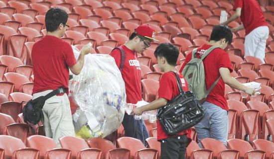 日本球迷清理垃圾被称模范 这一点中国球迷也不差