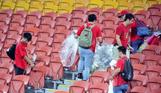 日本球迷清理垃圾被称模范 这一点中国球迷也不差